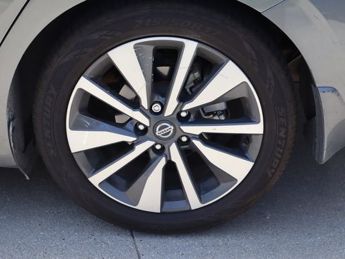 Used 2020 Nissan Sentra SV w/ SV Premium Package FWD image 27