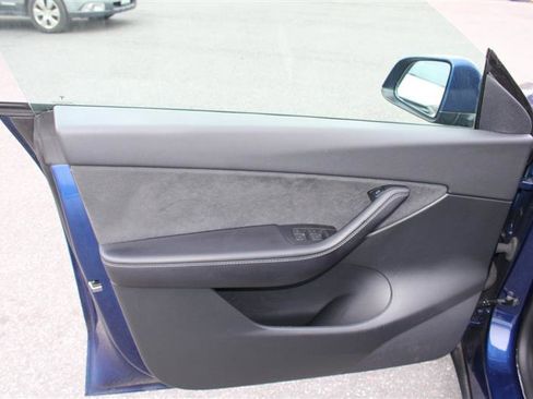 Used 2022 Tesla Model Y Long Range image 9