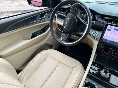 Used 2025 Jeep Grand Cherokee Limited w/ Luxury Tech Group II AWD/4WD image 22