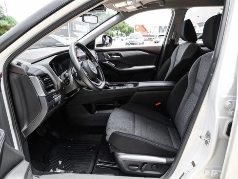 Used 2023 Nissan Rogue SV FWD image 3