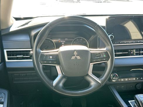 Used 2024 Mitsubishi Outlander SE image 17