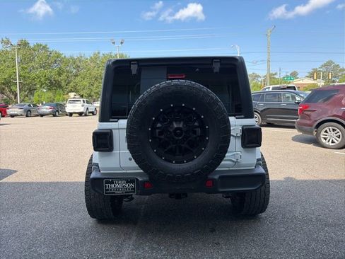 Used 2018 Jeep Wrangler Unlimited Sahara AWD/4WD image 6