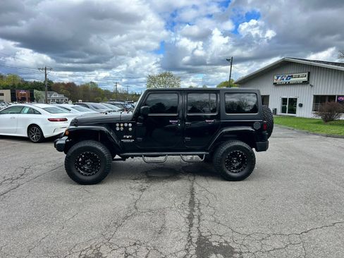 Used 2017 Jeep Wrangler Unlimited Sahara w/ Connectivity Group AWD/4WD image 4