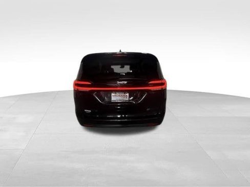 Certified 2024 Chrysler Pacifica Premium FWD image 9