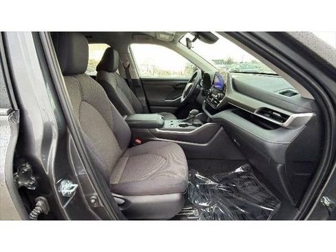 Certified 2025 Toyota Highlander LE FWD image 38