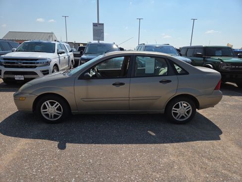 Used 2003 Ford Focus SE FWD image 2