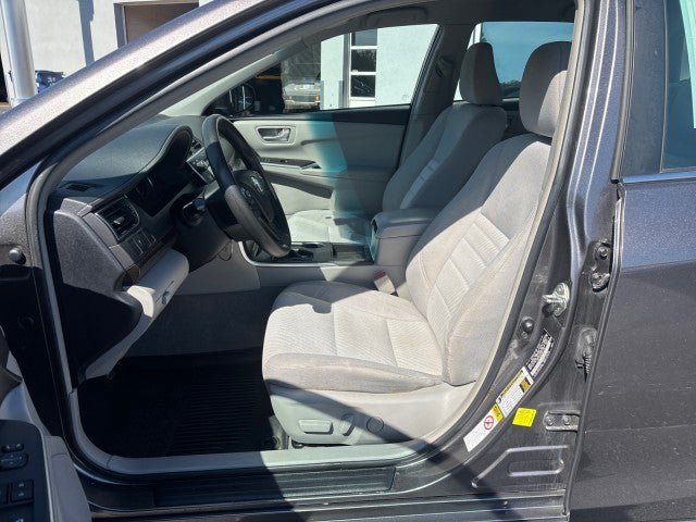 Used 2017 Toyota Camry LE FWD image 12