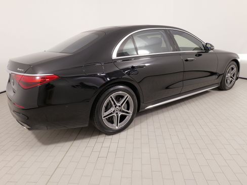 Used 2022 Mercedes-Benz S 500 4MATIC w/ AMG Line Package image 11