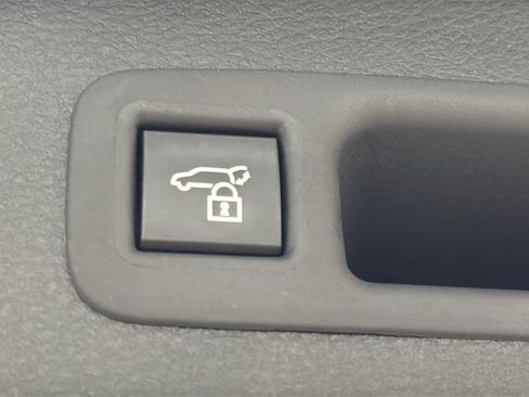 Used 2025 Toyota Sienna XLE FWD image 9
