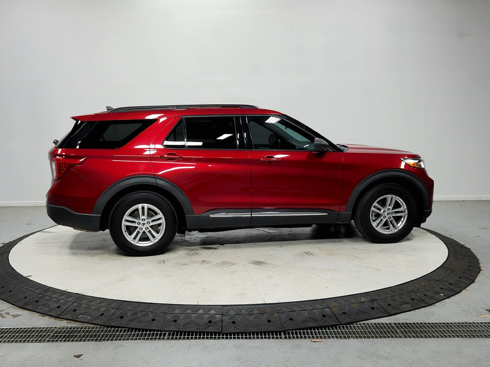 Used 2021 Ford Explorer XLT RWD image 9
