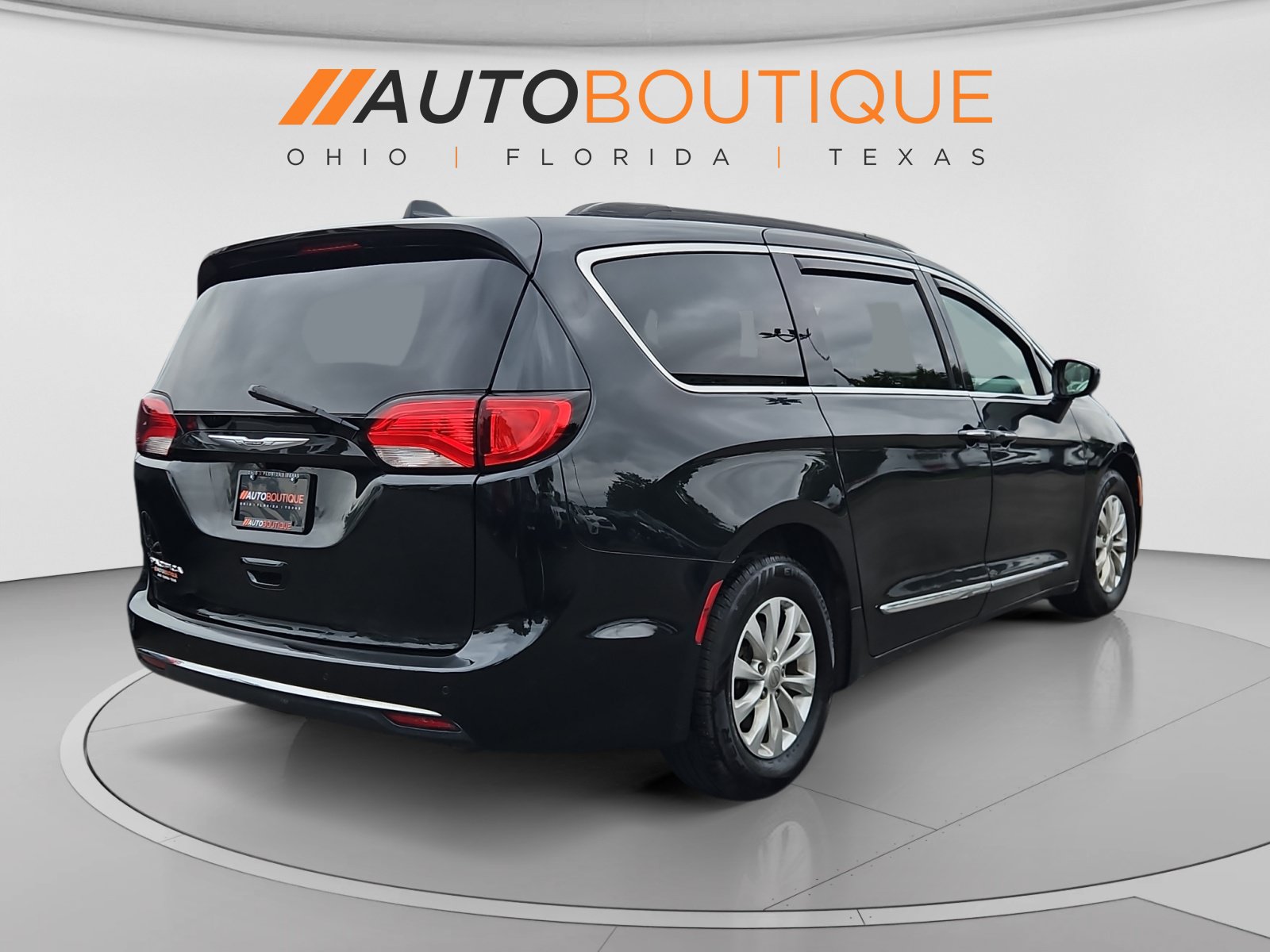 Used 2017 Chrysler Pacifica Touring-L FWD image 5