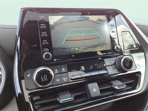 Used 2022 Toyota Highlander XLE FWD image 25