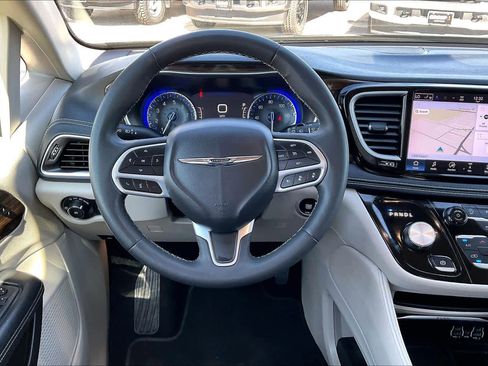 Used 2023 Chrysler Pacifica Limited image 6