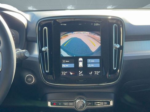 Certified 2022 Volvo XC40 T5 Momentum image 22