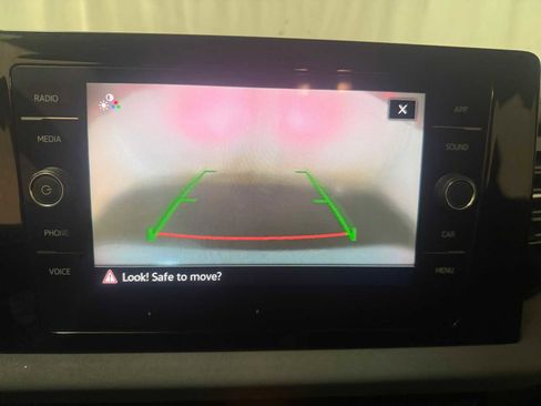 Certified 2025 Volkswagen Jetta SE w/ Sunroof Package image 32