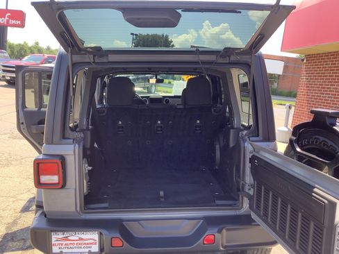 Used 2018 Jeep Wrangler Unlimited Sahara image 8