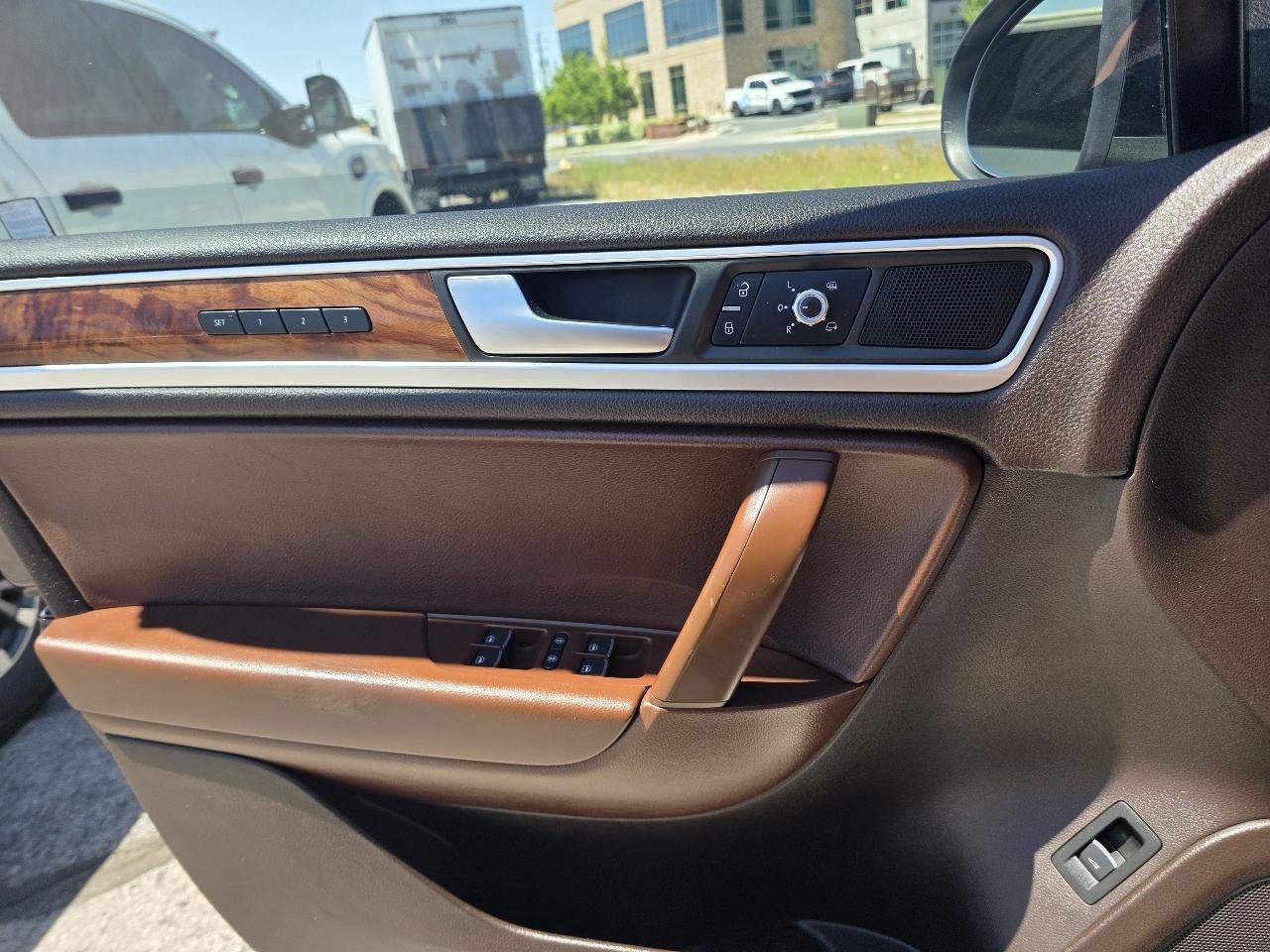 Used 2012 Volkswagen Touareg Sport AWD/4WD image 11