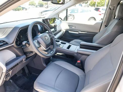 Used 2023 Toyota Sienna XLE FWD image 16