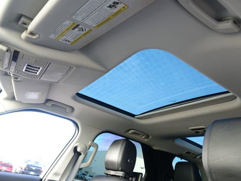 Used 2018 Land Rover Discovery SE image 10