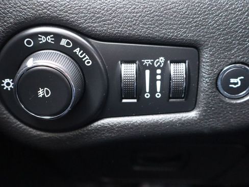 Used 2015 Jeep Cherokee Trailhawk w/ Comfort/Convenience Group AWD/4WD image 29