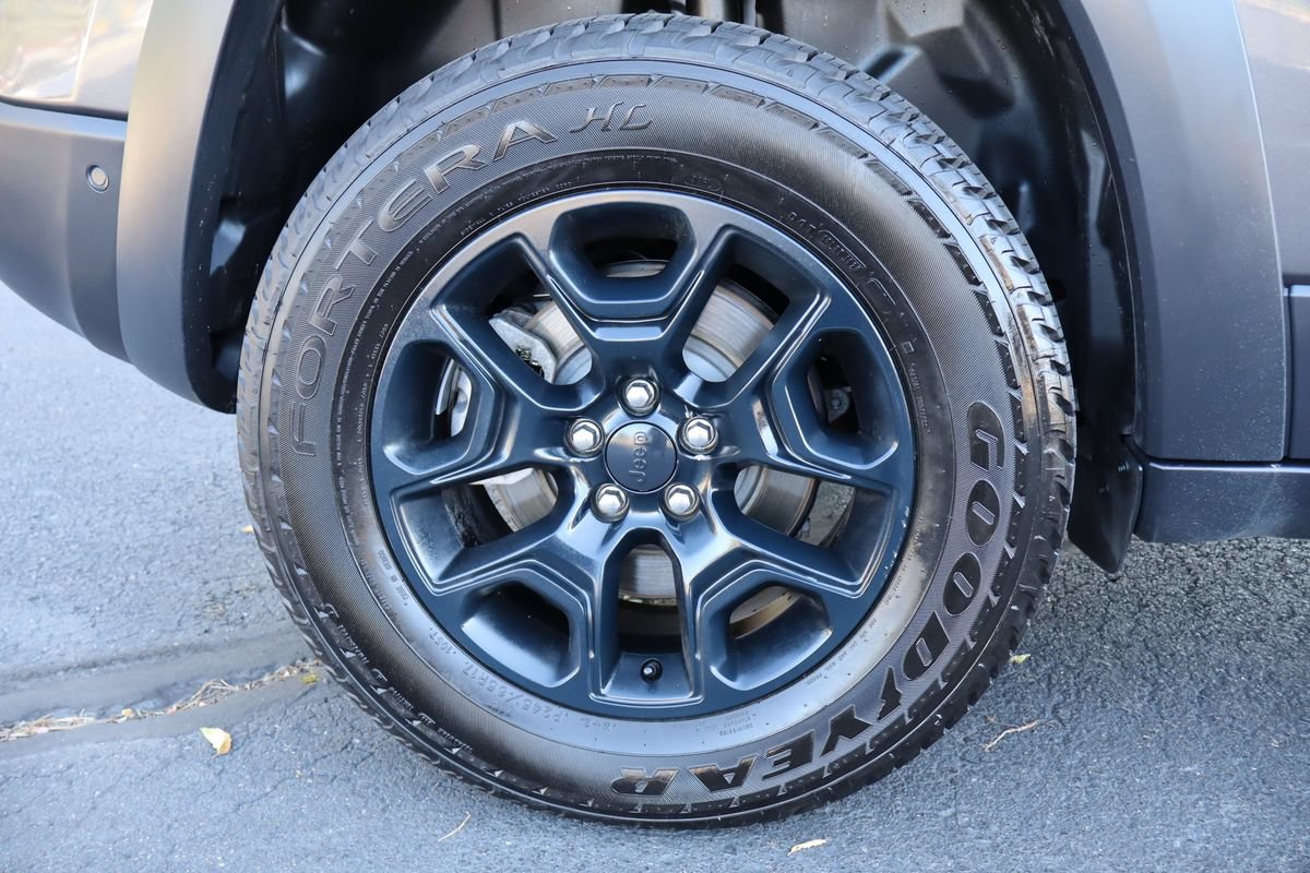 Used 2020 Jeep Cherokee Trailhawk w/ Technology Group AWD/4WD image 44
