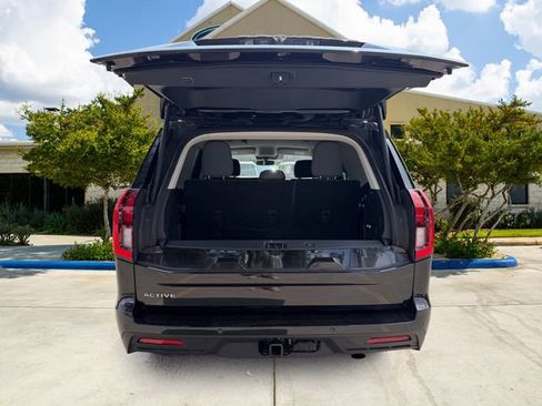 Used 2025 Ford Expedition Active AWD/4WD image 5
