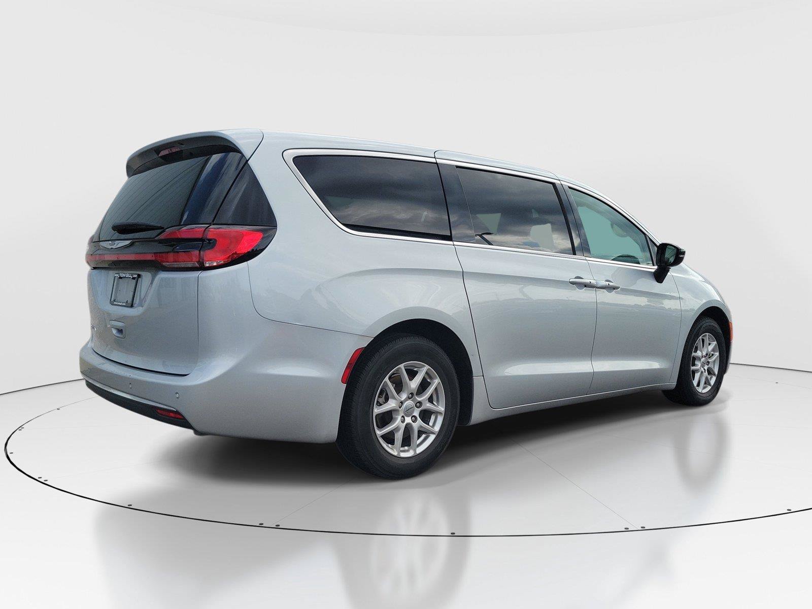 Used 2024 Chrysler Pacifica Touring-L FWD image 4