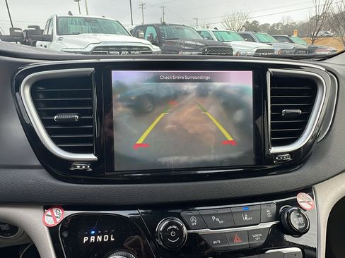 Used 2024 Chrysler Pacifica Touring-L image 33