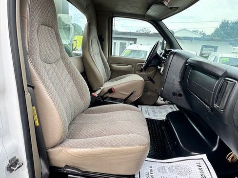 Used 2005 GMC TopKick C4500 2WD Regular Cab image 21