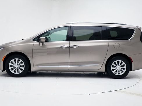 Used 2018 Chrysler Pacifica Touring-L image 5