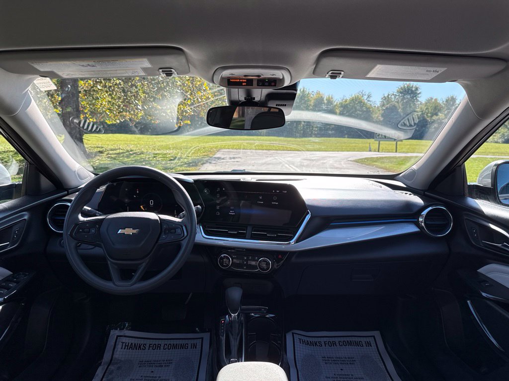 Used 2025 Chevrolet Trax LT FWD image 31