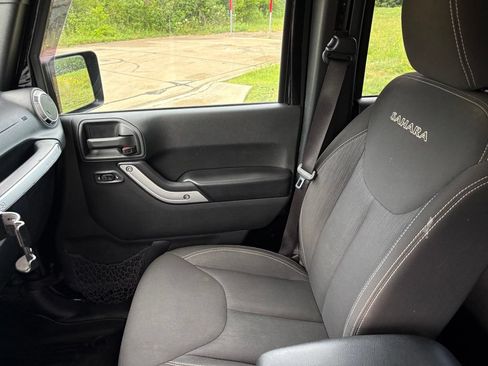 Used 2017 Jeep Wrangler Unlimited Sahara AWD/4WD image 15