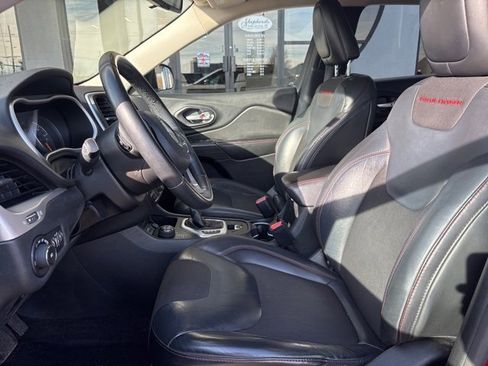 Used 2016 Jeep Cherokee Trailhawk image 4