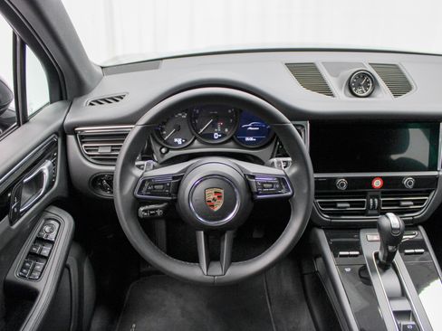 Certified 2025 Porsche Macan image 20