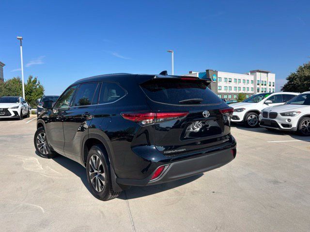 Used 2021 Toyota Highlander XLE AWD/4WD image 5