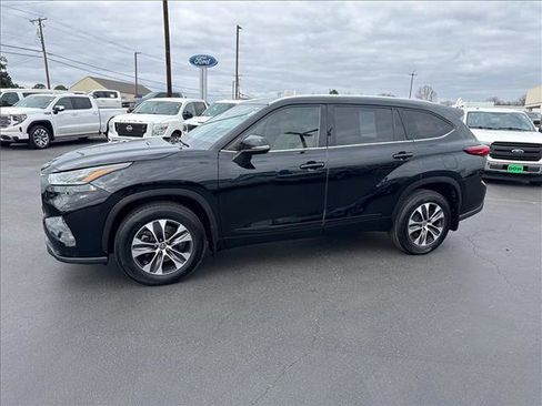 Used 2021 Toyota Highlander XLE image 12