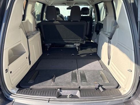 Used 2018 Dodge Grand Caravan SE w/ UConnect Hands-Free Group image 32