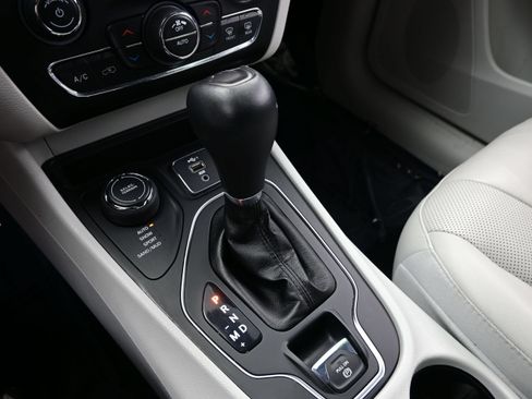 Used 2021 Jeep Cherokee Latitude Lux w/ Comfort/Convenience Group AWD/4WD image 20