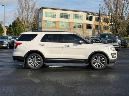Used 2017 Ford Explorer Platinum image 2
