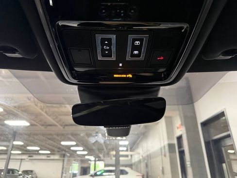 Used 2019 Land Rover Range Rover Velar R-Dynamic SE AWD/4WD image 16