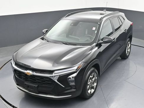 Used 2025 Chevrolet Trax LT w/ LT Convenience Package FWD image 39