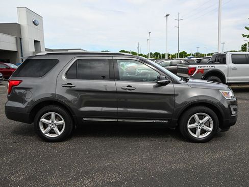 Used 2017 Ford Explorer XLT w/ Equipment Group 201A AWD/4WD image 3