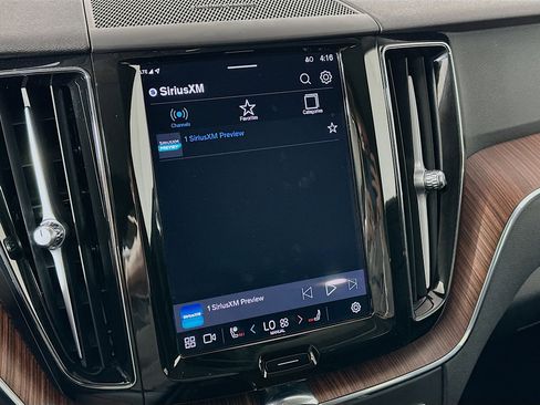 Used 2024 Volvo XC60 B5 Plus image 19