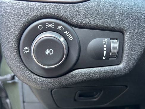 Used 2019 Jeep Cherokee Latitude w/ Popular Appearance Group image 23