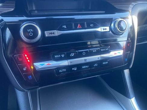 Used 2023 Ford Explorer Limited image 46