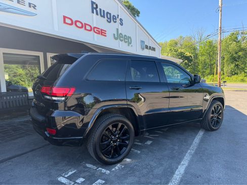 Used 2018 Jeep Grand Cherokee Altitude AWD/4WD image 8