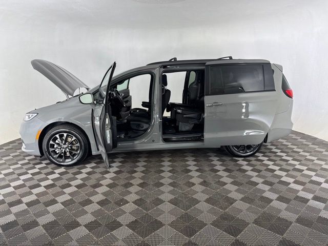 Used 2021 Chrysler Pacifica Touring w/ S Appearance Package FWD image 9