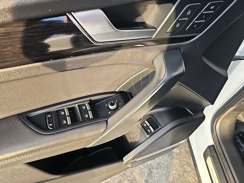 Used 2020 Audi Q5 e Premium Plus w/ Premium Plus Package AWD/4WD image 14