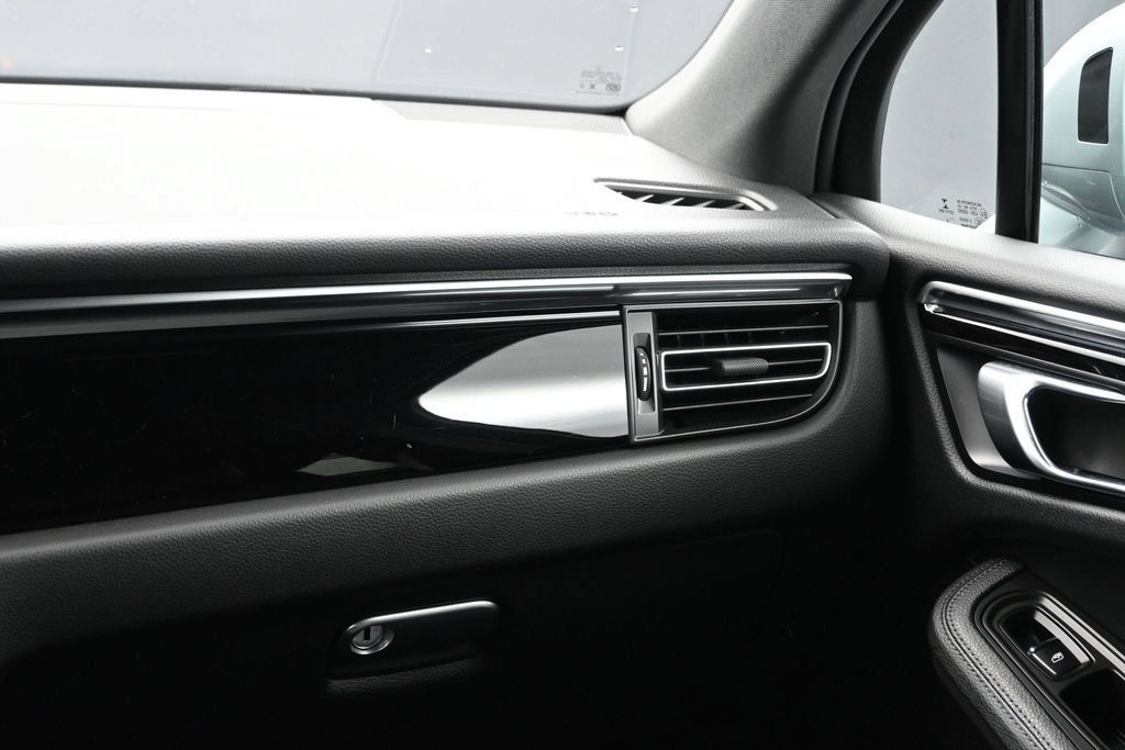 Certified 2022 Porsche Macan AWD/4WD image 22