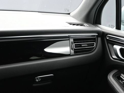 Certified 2022 Porsche Macan AWD/4WD image 22